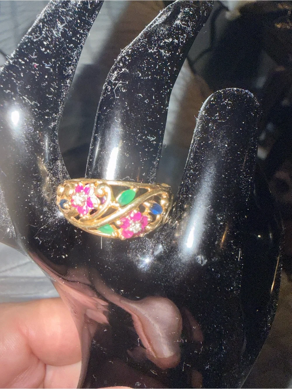10 KT GOLD FLOWERS RUBIES EMERALD AND SAPPHIRE. SIZE 10